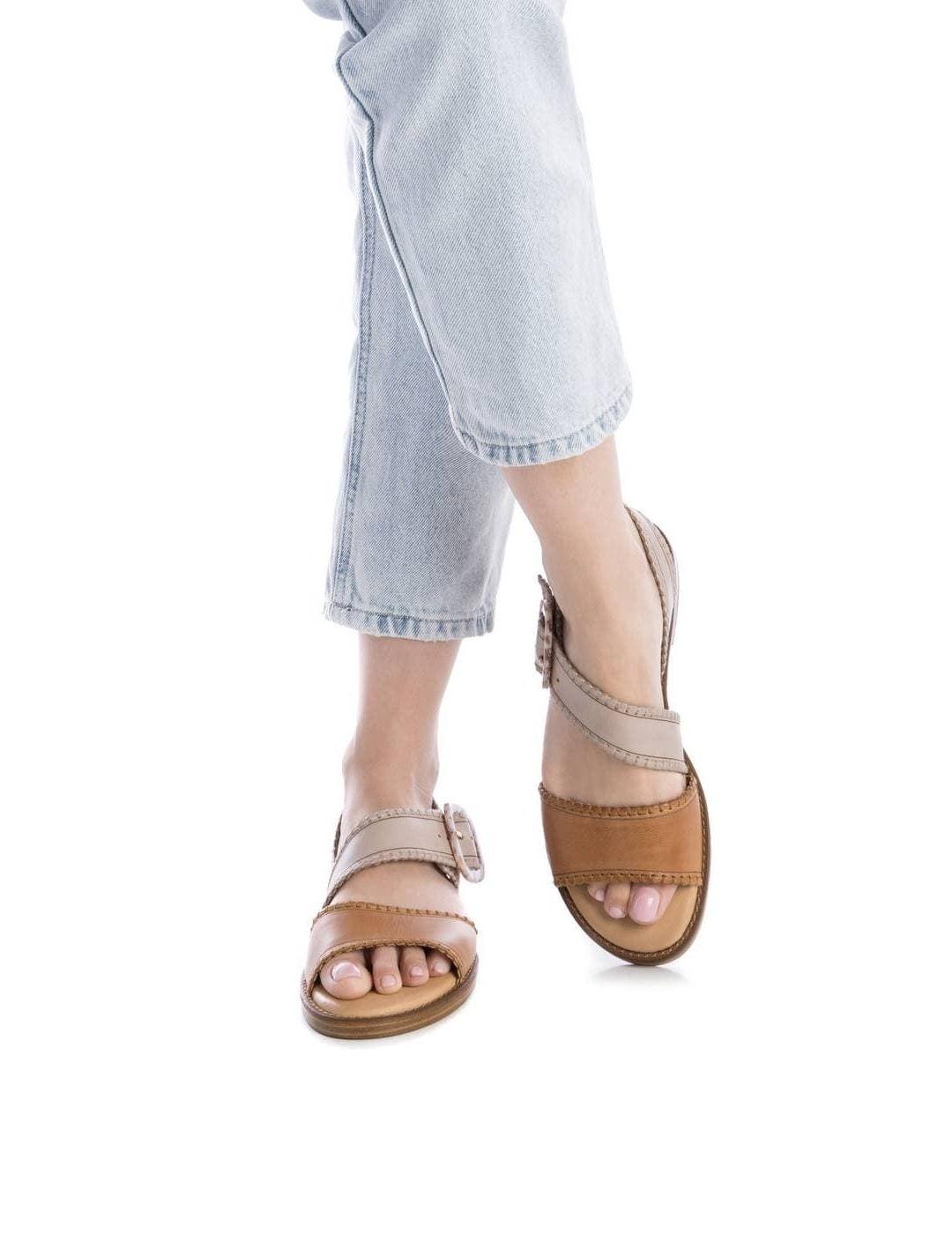 Sandalia plana Carmela combinada camel mujer