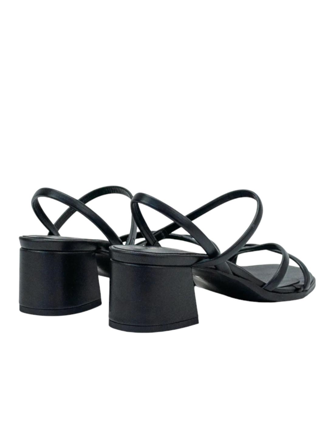 Sandalia Bryan 2614 en negro con tacon