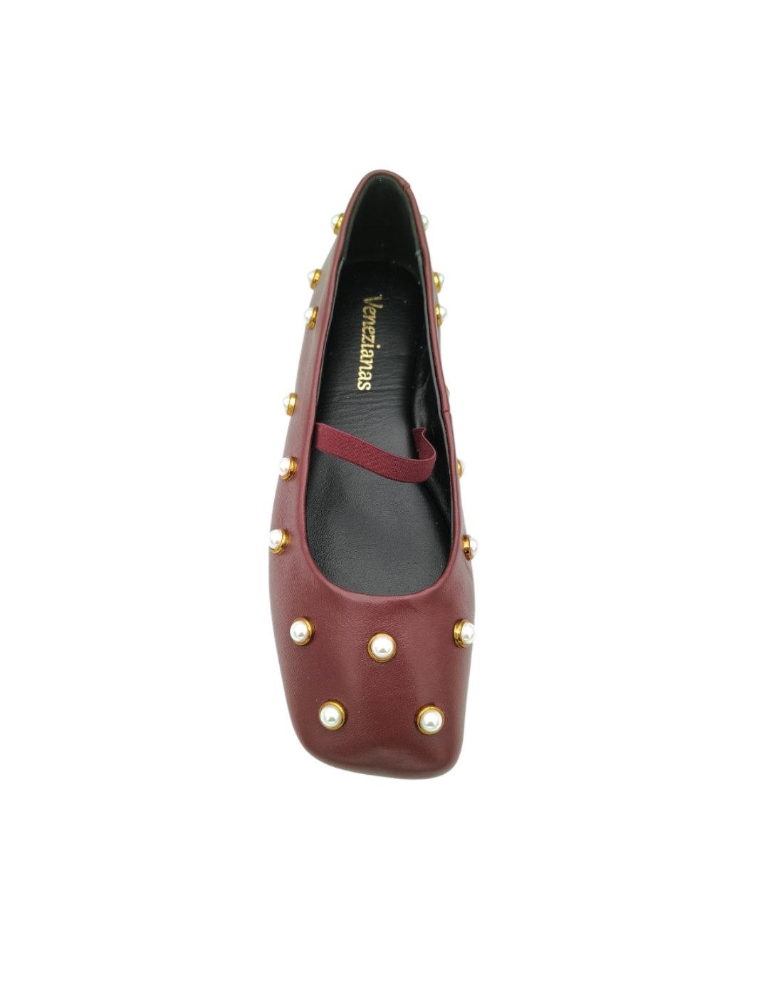 Venezianas bailarina mujer con perlas en burdeos