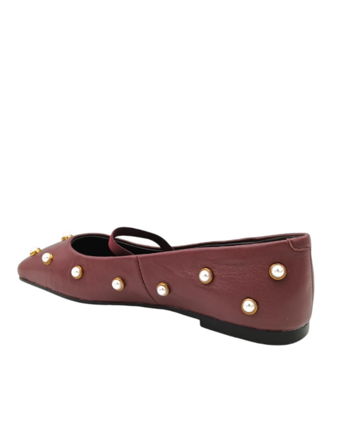 Venezianas bailarina mujer con perlas en burdeos