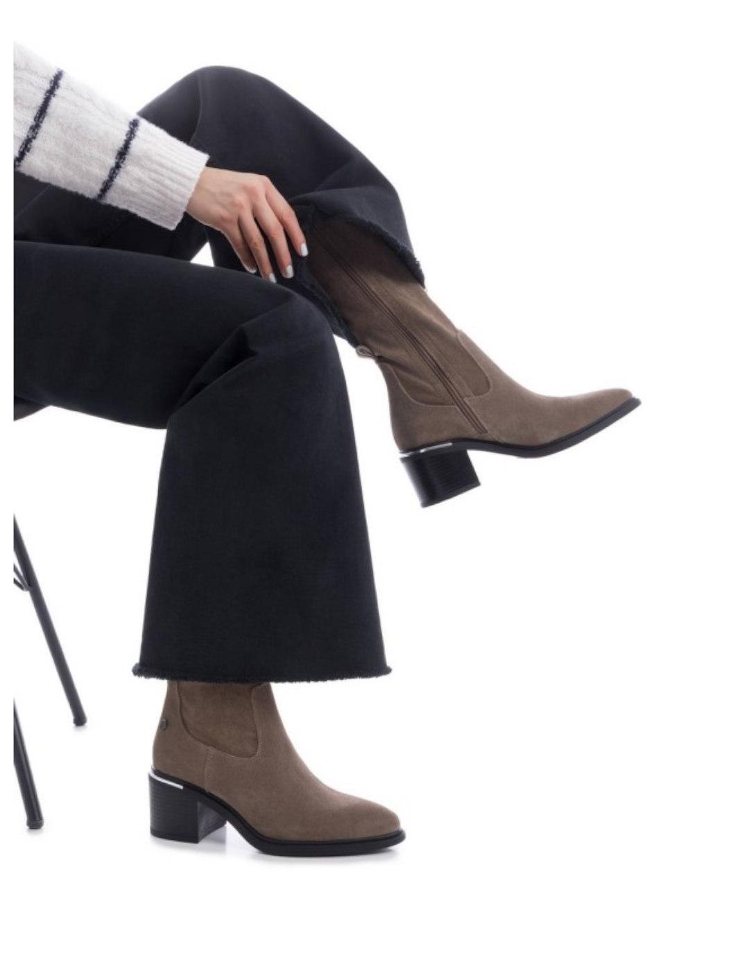 Botas de la marca Carmela elasticas en taupe mujer