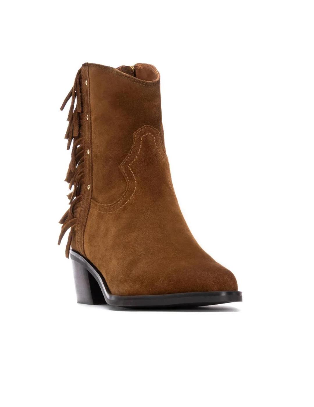 Botines de Carmela en camel estilo cowboy