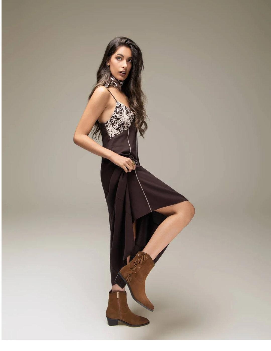 Botines de Carmela en camel estilo cowboy