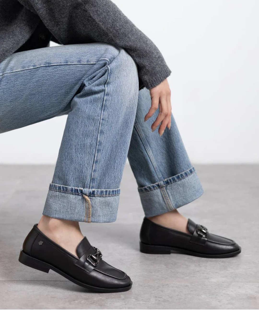 Mocasines Carmela en piel negra con hebilla